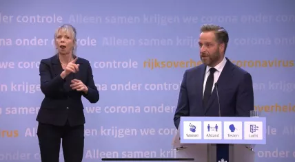 Hugo de Jonge at a coronavirus press conference on 14 December 2021