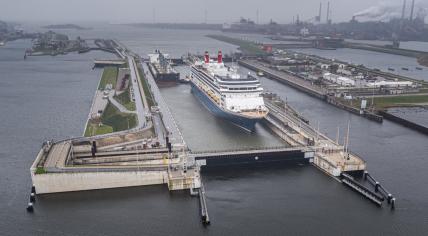 The IJmuiden sluis easily handled two large ships, the Bolette cruise ship and the Glory Harvest cargo ship, during a drill on 6 December 2021