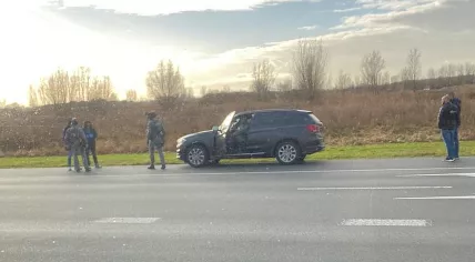 Police gathered around a vehicle on the A2 at the same time the expressway was shut down. 6 January 2022