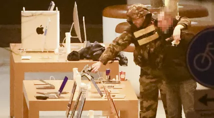 A gunman speaks to a hostage during a tense situation at the Apple Store in Amsterdam. 22 Feb. 2022