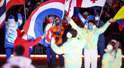 Speed ​​skater Irene Schouten carries the Dutch flag during the closing ceremony of the 2022 Winter Olympics in Beijing, China.