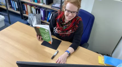 A NedLes teacher leading an online Dutch language class