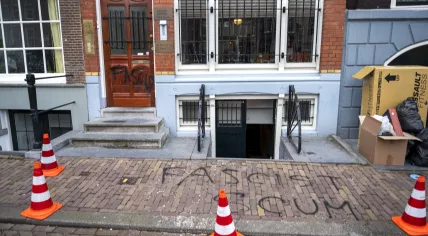 "Fascist" and "scum" spray-painted on the FvD office in Amsterdam, 14 March 2022