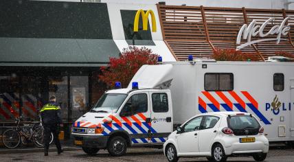 Police at the McDonald's on  on Floresstraat in Zwolle the day after two men were shot dead there, 31 March 2022