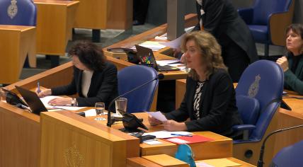 Vera Bergkamp reads the results of the vote in the Tweede Kamer about use of an abortion pill. 15 March 2022