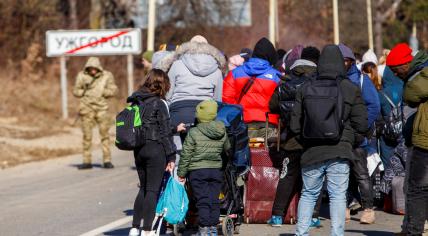 Asylum seekers crowd at the Uzhhorod-Vysne Nemecke checkpoint on the Ukraine-Slovakia border, 27 February 2022