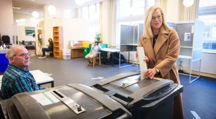 D66 leader Sigrid Kaag casting her vote in the municipal election in The Hague, 16 March 2022