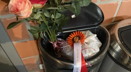 Dutch Covid skeptics "awarded" an Anton van Mussert prize to Belgian virologist Marc van Ranst, 6 March 2022