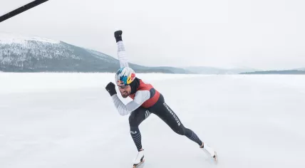 Kjeld Nuis breaks his own speed skating world record at 103 km/h in Norway. 17 Mar. 2022
