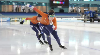 Lotte van Beek (r) en Sanne in 't Hof training in the Giro 555 outfits 