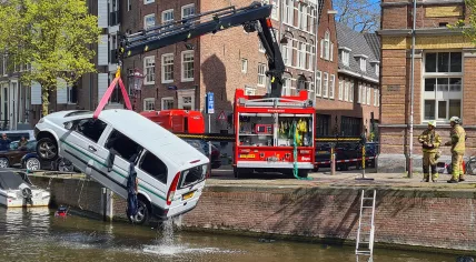 A minibus with nine passengers has hit the water along the Prinsengracht in Amsterdam.