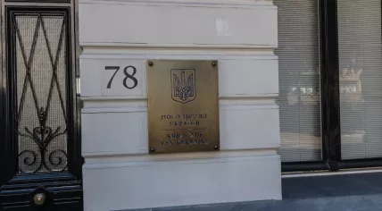 A plaque on the Embassy of Ukraine in The Hague .