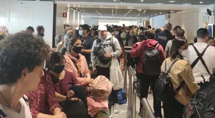 A difficult day at Schiphol Airport as passengers queue up for hours to get to security lanes. 23 May 2022