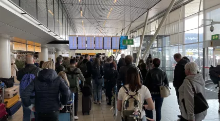Passengers jammed inside Schiphol’s Departures 3 hall during a wildcat strike by some KLM employees. 23 April 2022