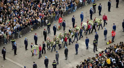 Thousands watch the Remembrance Day wreaths arrive at the National Commemoration on Dam Square in Amsterdam, 4 May 2022