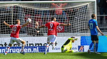Hakon Evjen of AZ Alkmaar scores the 2-1 during the Dutch Eredivisie match between AZ Alkmaar and Ajax at the AFAS stadium on May 8, 2022 in Alkmaar.