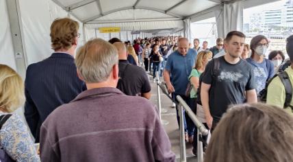 A difficult day at Schiphol Airport as passengers queue up for hours to get to security lanes. 23 May 2022