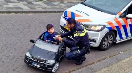 Police officer in Boxtel fines a youngster caught driving without a license, May 2022