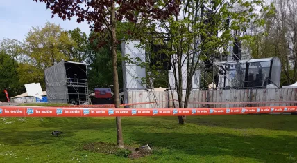 A nesting bird behind a barrier tape near the main stage of the FNV's Labor Day demonstration in Julianapark. May 1, 2022.