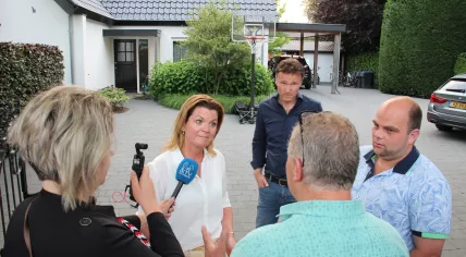 A group of farmers came to the house of Minister Christianne van der Wal (Nature and Nitrogen) on Friday evening with their tractor. They demonstrate against the nitrogen plans that were announced on Friday. Several officers are present as a precaution.