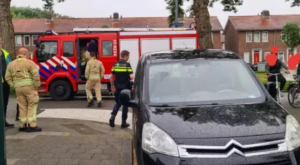 Firefighters struggling to get into Rugbystraat in Rotterdam because cars are blocking the turn, 5 June 2022