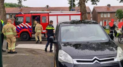 Firefighters struggling to get into Rugbystraat in Rotterdam because cars are blocking the turn, 5 June 2022