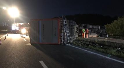 A truck loaded with cows overturned on the A2 highway near Grathem, 10 June at 2022