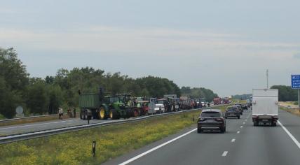 Farmers protest: Tractors blocking the eastbound lanes of the A67 between Eindhoven and Venlo at the Liessel offramp, 27 June 2022