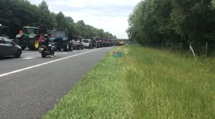 Farmers on tractors block A1 highway from the German border towards Hengelo, 29 June 2022