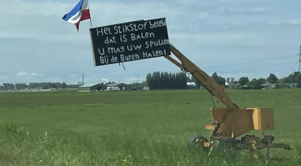 An inverted Dutch flag and a sign reading, "The nitrogen policy sucks, please get your things from the neighbors," in Broek in Waterland about opposition to the nitrogen policy. 30 June 2022