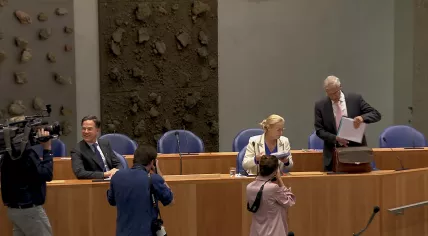 Video- and photojournalists in front of Prime Minister Mark Rutte and Finance Minister Sigrid Kaag before a debate in Parliament. 15 June 2022