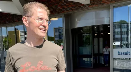 Sander Dekker leaves the Basalt rehabilitation center five weeks after a cycling crash left him with 15 broken bones. 15 July 2022
