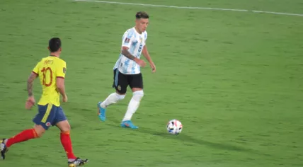 Lisandro Martinez playing for Argentina against Colombia in 2022