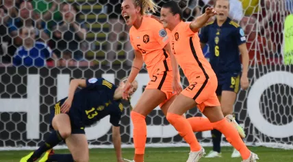 Netherlands' midfielder Jill Roord (C) celebrates with teammates after pulling level against Sweden in the Euro group match in Sheffield, England. 9 July 2022