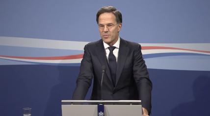 Prime Minister Mark Rutte jokes with reporters during a press conference. 15 July 2022