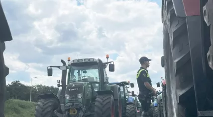 Police officer talking to farmers at a highway blockade on the A67 near Hapert, 4 July 2022