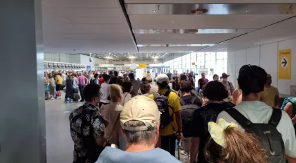 People queuing at Schiphol's departures, 18 July 2022