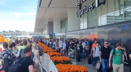 People queuing at Schiphol's departures, 18 July 2022