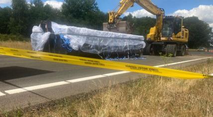 Rijkswaterstaat cleaning up waste dumped by farmers on the A50 between Apeldoorn and Apeldoorn-Noord, 27 July 2022