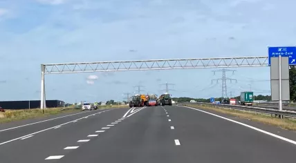 Farmers block A35 between Buren and Almelo in both directions, 28 July 2022