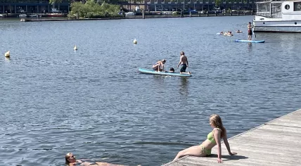 People cooling down in the water in Amsterdam Oost on a sweltering day, 19 July 2022