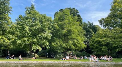 People enjoying the hot weather in Amsterdam Centrum, 17 July 2022