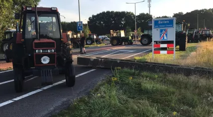 Tractors block the on- and off-ramps of the A28 near Beilen, 4 July 2022