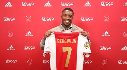 Steven Bergwijn holding his Ajax shirt, 8 July 2022