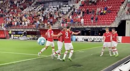 Vangelis Pavlidis points to Milos Kerkez after the two connected on the first goal as AZ beat Dundee United 7-0 in Alkmaar. 11 Aug. 2022