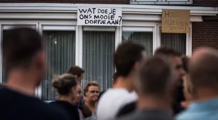 Protesters outside ‘t Elshuys in Albergen demonstrate against the Cabinet’s decision to use the facility to receive asylum seekers. 17 Aug. 2022