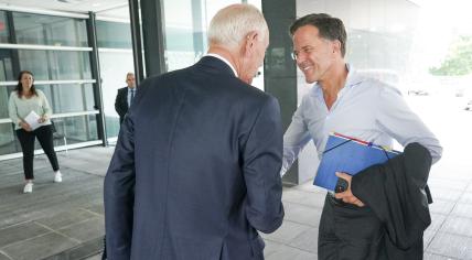 Johan Remkes shakes hands with Mark Rutte amid talks between the Cabinet and farmers’ organizations. 5 Aug. 2022 