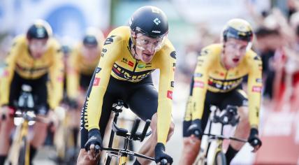 The Jumbo-Visma cycling team approaches the finish during the first stage of La Vuelta, held in Utrecht. 19 Aug. 2022