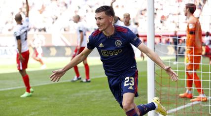 Steven Berghuis of Ajax celebrates the 0-1 during the Netherlands eredivisie match during FC Utrecht and Ajax in Stadion Galgenwaard on 28 august 2022 in Utrecht, Netherlands.