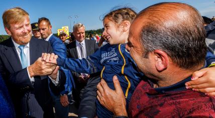 King Willem-Alexander meets with asylum seekers, workers, and volunteers in Ter Apel. 31 Aug. 2022